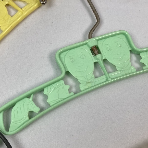 Vintage nursery rhyme plastic metal baby hangers - Picture 2 of 4